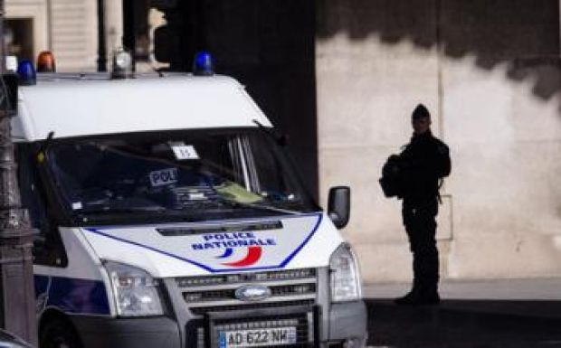 Festményeket akart megrongálni a Louvre-nál katonákra támadó férfi