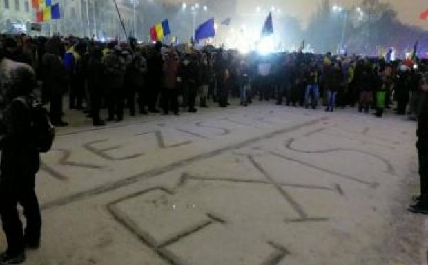 Több ezren tüntettek a behavazott Bukarestben a kormánypalota előtt