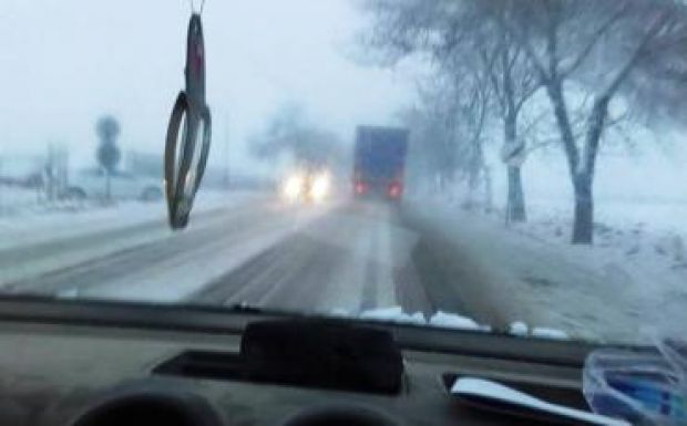 Hó borítja a Hargita megyei utakat, óvatosságra intik a gépkocsivezetőket