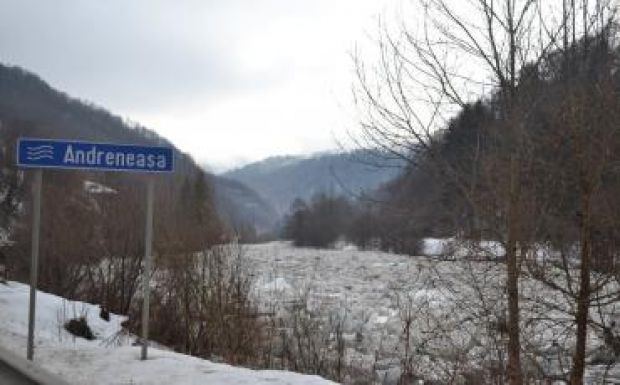 Robbantással törnek fel egy jégtáblát a Maroson