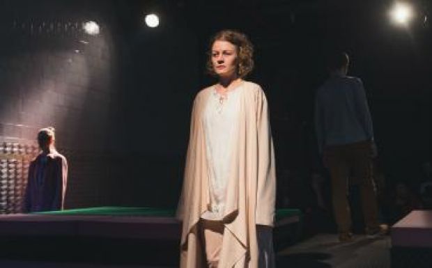 Saját generációjukról szóló, kétnyelvű előadást mutatnak be fiatal alkotók Kolozsváron