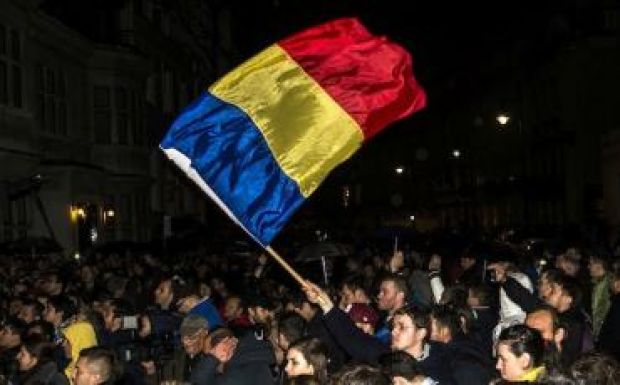 Mintegy 600 ember tüntet Bukarestben a kormánypalota előtt