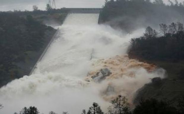 Kétszázezer amerikait evakuáltak az Oroville-i völgyzáró gátnál