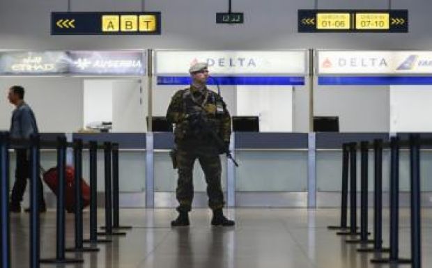 Több tucat embert vettek őrizetbe terrorizmus gyanújával Brüsszel repülőterén