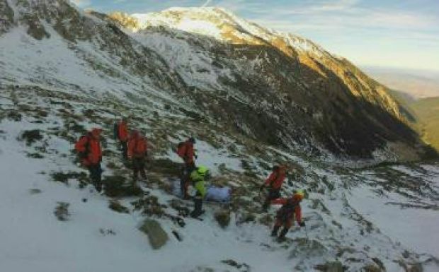 SMURD helikopterrel mentenek egy sebesültet a Fogarasi-havasokban