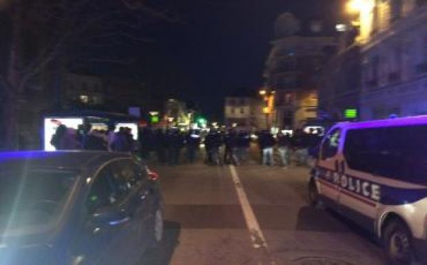 Egyre agresszívabb tömegzavargások bénítják le Párizst