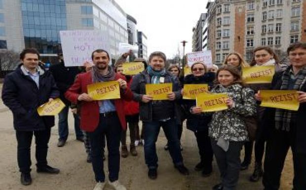 Brüsszelben sem szabadul a tüntetőktől Sorin Grindeanu