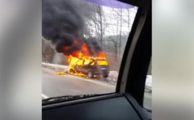 Lángokba borult egy autó a Hargita megyei Kalonda-tetőn