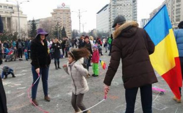 Szülők és gyerekek közös megmozdulása a bukaresti Győzelem téren