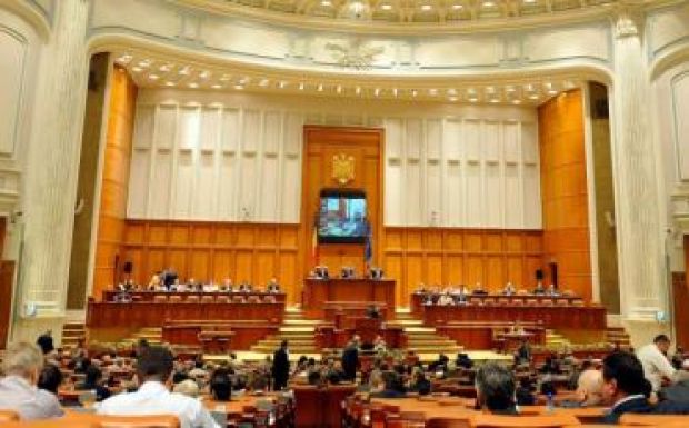 A parlament elutasította a 13-as és elfogadta a 14-es rendeletet