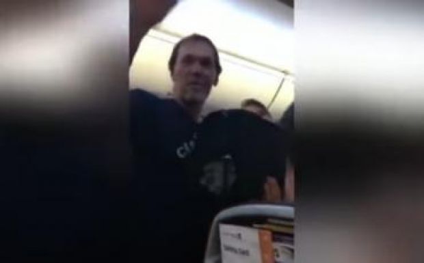 „Ez itt nem Trump Amerikája” – leszállítottak egy idegenygyűlölő utast a repülőgépről