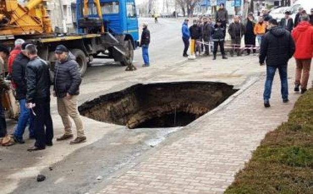 Turisztikai attrakció lehet a Râmnicu Săraton keletkezett kráterből