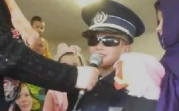 A kommandói eset után újabb farsangon alázták meg a menedékkérőket