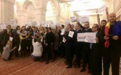  Ismét tiltakoznak a parlamentben az USR képviselői