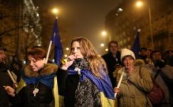 Ellenzéki pártok: Orbán Viktor hajbókolt Vlagyimir Putyin előtt