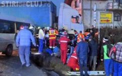 Mikrobusz ütközött kamionnal Válaszúton, tizenhatan megsérültek 