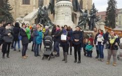 Kisgyermekes anyák tiltakoztak Kolozsvár főterén a Btk.-t módosító rendelet ellen