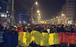 Bukarestben már tízezres tömeg gyűlt össze és országszerte tiltakoznak