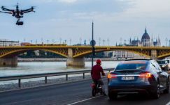 Drón csapódott egy autóba Budapesten