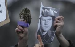 A kormány és Klaus Johannis ellen is tüntetnek Bukarestben