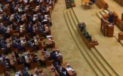 „Ne törvényesítsétek a lopást” – a bizalmatlansági indítványról szavaz a parlament