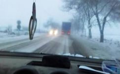 Hó borítja a Hargita megyei utakat, óvatosságra intik a gépkocsivezetőket