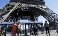 Golyóálló üvegfallal kerítik körbe az Eiffel-tornyot