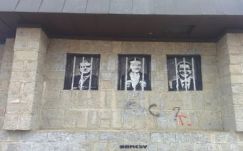 Rácsok mögül kinéző politikusok a kolozsvári óriáskereszten