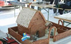 Csíkszentmiklóson tényleg kolbászból van a kerítés