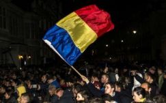 Mintegy 600 ember tüntet Bukarestben a kormánypalota előtt