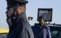 Barikádot emelt a menekültek ellen egy olasz polgármester