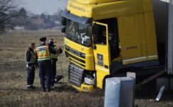 A rádiót állítgatta, ezért okozott halálos balesetet a romániai kamionos
