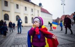 Tízezer lejre büntetnék a gyerekeikkel tüntető szülőket?