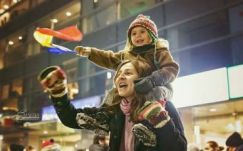 Így reagáltak a civilek arra, hogy megbírságolhatják a gyermekeikkel tüntető szülőket