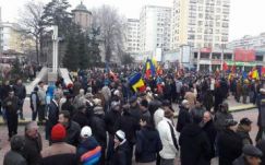 Több ezren tüntettek Piteşti-en a kormány mellett