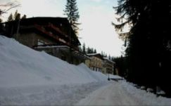 Lesodródott egy gyerekeket szállító busz az útról Szebenjuharos közelében 