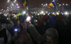 Bukarestben és az ország több városában tüntettek a kormány ellen vasárnap este