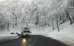 Téli útviszonyok között zajlik a közlekedés Hargita megyében