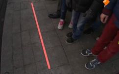 Járdába épített fénnyel terelik a mobiljukat bámulókat