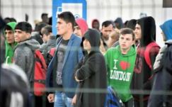 Átdobnák a Csatornán a kiskorú menekülteket a franciák