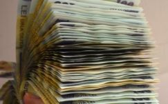 Jön az új közalkalmazotti bértábla: csökken az államfő fizetése