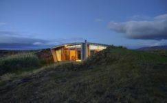 Háztűznézőben: dombba épített családi ház