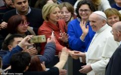 Pedofil papoknak tesz engedményeket Ferenc pápa