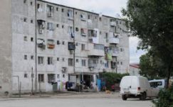 Egy négyéves gyerek és szülei holttestére bukkantak egy fogarasi garzonlakásban