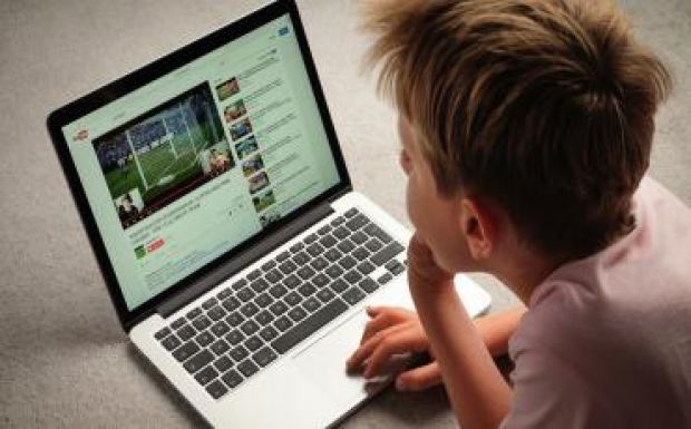 Napi egymilliárd órát tölt a YouTube-n a világ