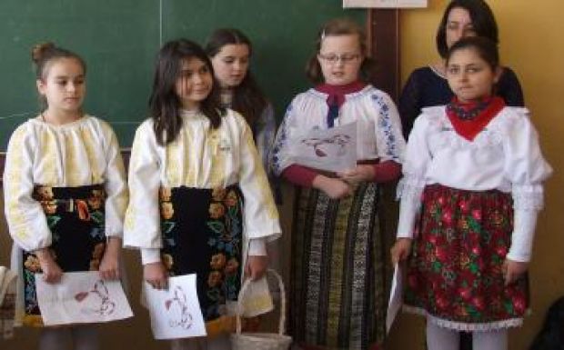 Baráti jobbot nyújtottak a román kisdiákok a székely középiskolásoknak