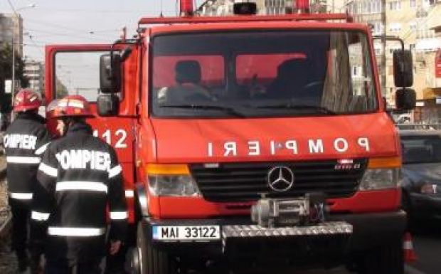 Tűzoltók mentettek ki egy személygépkocsiba záródott gyereket Nagyváradon