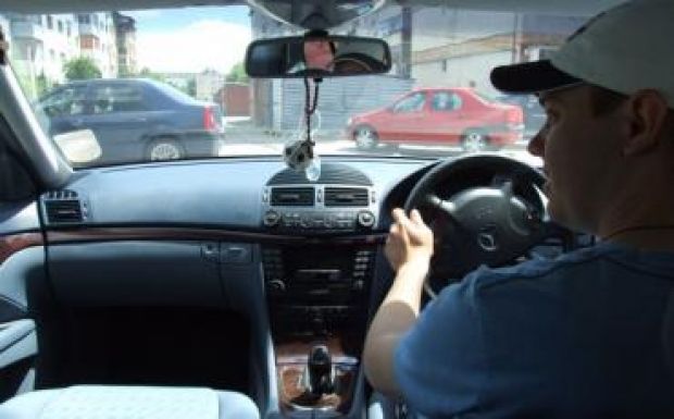 Betilthatják a jobboldali kormányos autókat Romániában