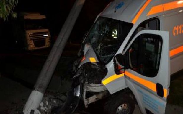 Mentőautó balesetezett Hargita megyében, a beteg megsérült