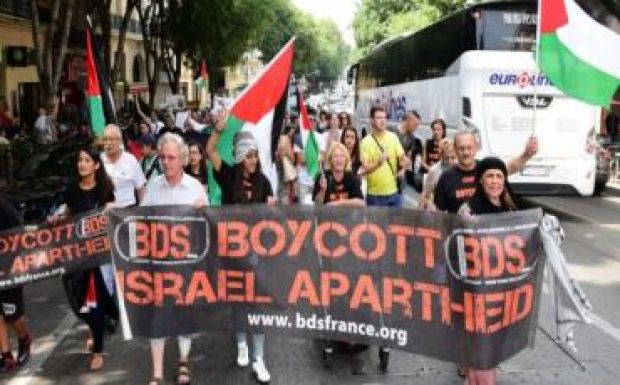 Izrael kitiltja területéről bojkottot követelőket 